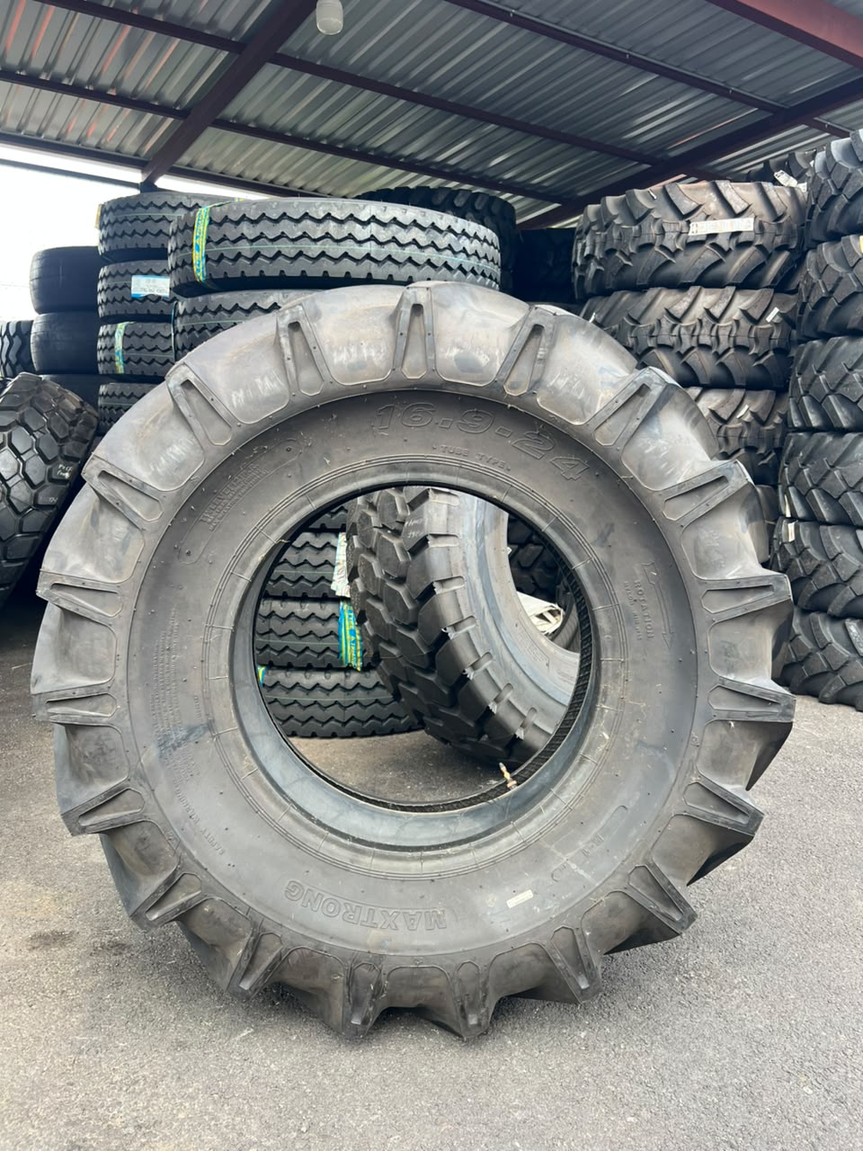 16.9-24 MAXTRONG R1 12PR (134/A8)TT